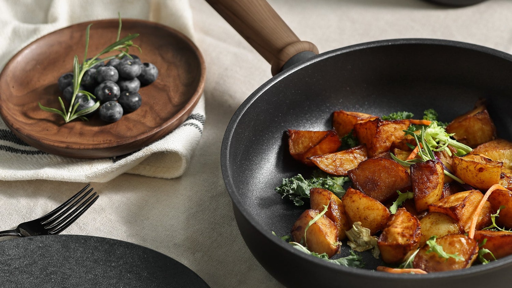 CAROTE Hokkaido black frying pan shown in an official cooking scene