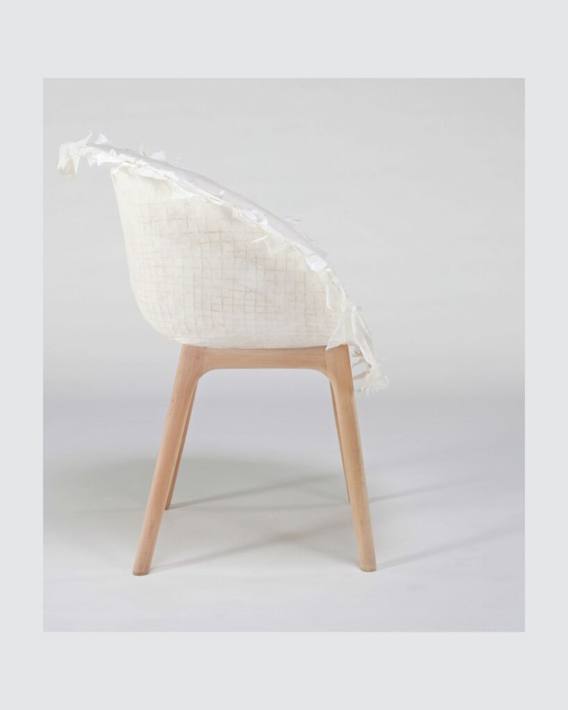 Complete side view of the PINWU Piao II white paper and beech chair