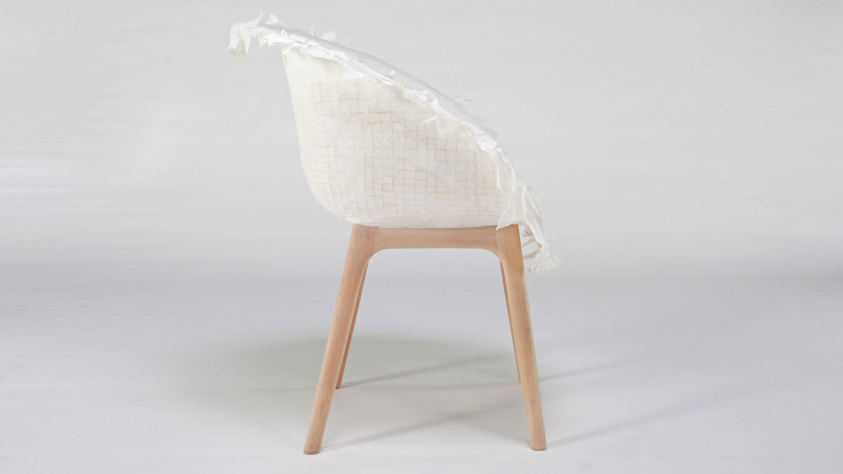 Wide official side view of the PINWU Piao II paper chair