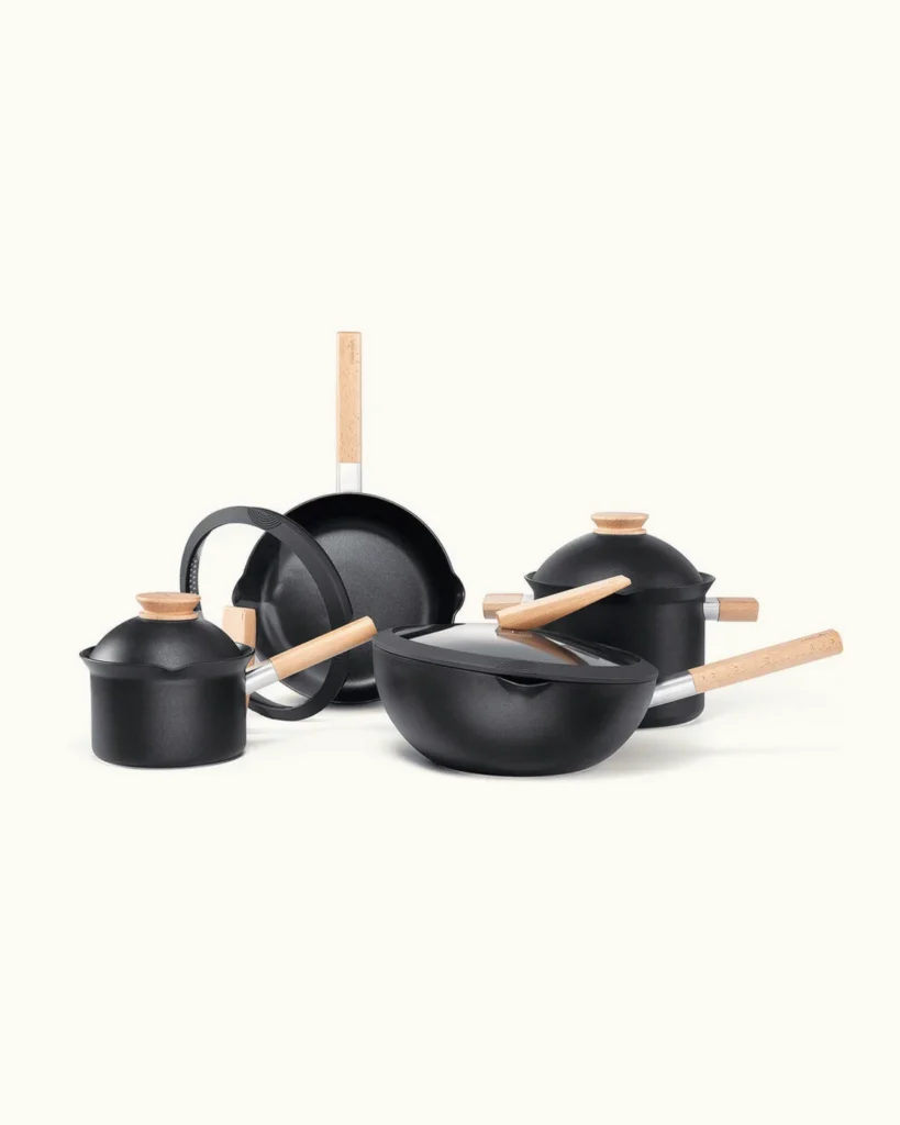 Black Taste Plus Yuanmu cookware group with pale wooden handles, including the frying pan